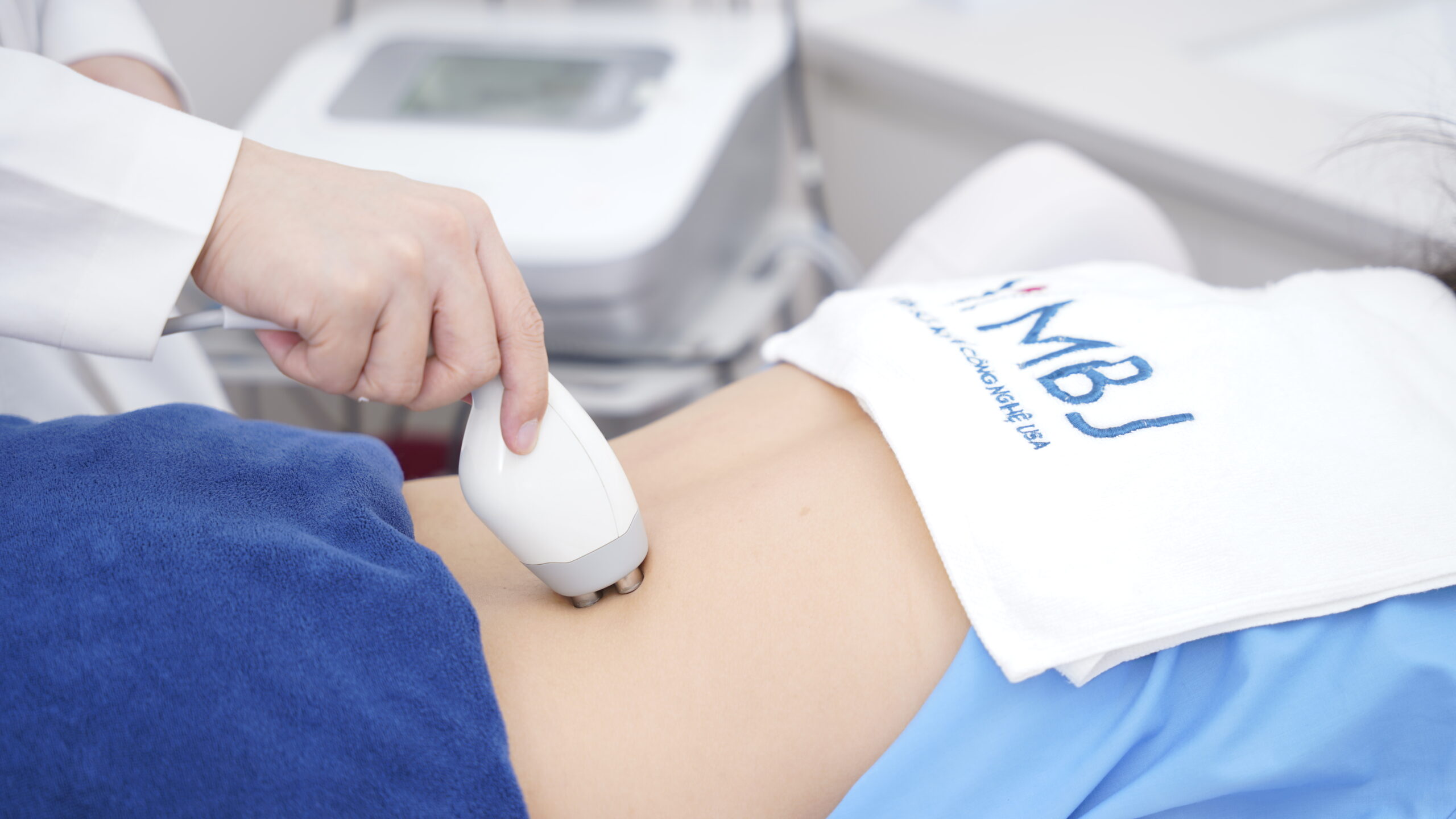 Trị liệu viên MBJ thực hiện trị liệu công nghệ cao vùng thắt lưng cho người điều trị thoát vị đĩa đệm L4L5