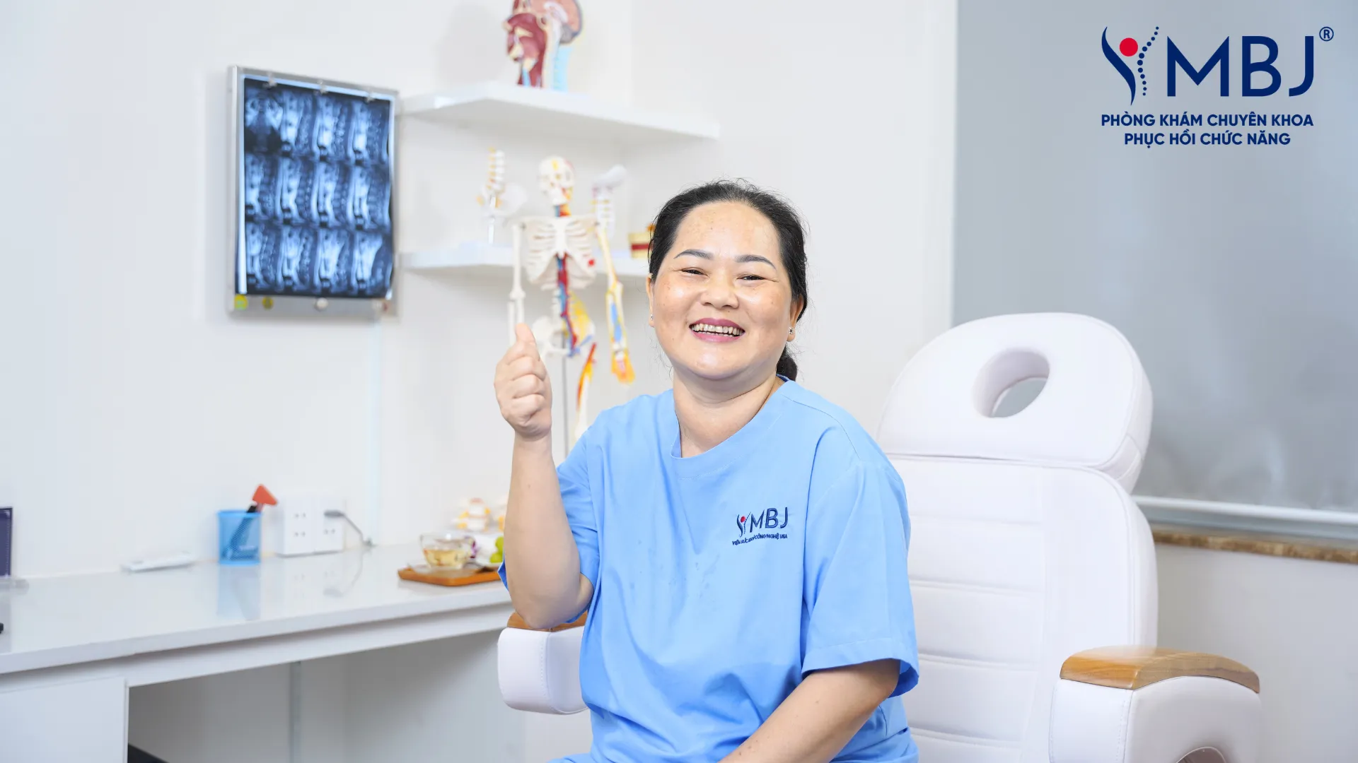 Chị Thủy mừng rỡ sau khi phục hồi tại phòng khám MBJ
