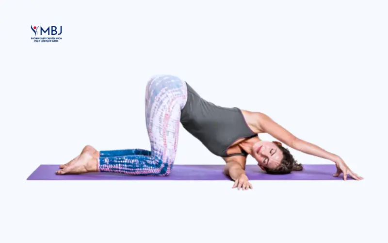 Bài tập chữa thoát vị đĩa đệm: Bài tập xỏ kim (Thread the Needle Pose)