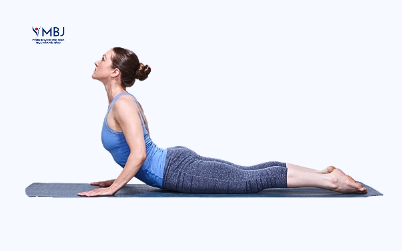 Bài tập chữa thoát vị đĩa đệm: Bài tập tư thế “rắn hổ mang” (Cobra Pose)