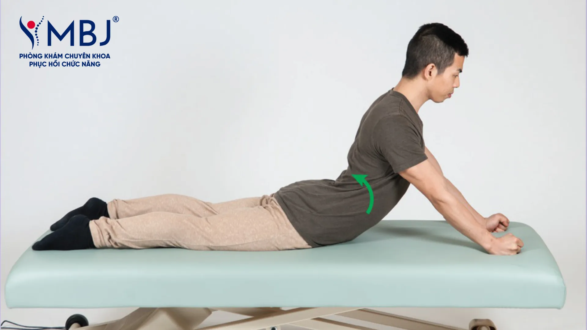 Tư thế bài tập McKenzie Extension giúp nhân nhầy ra xa rễ thần kinh