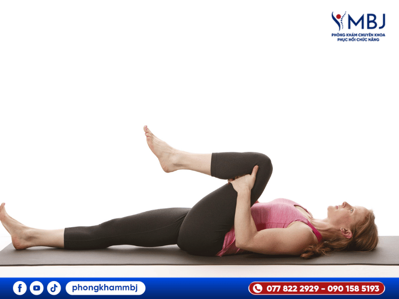 bài tập ôm gối chữa đau lưng