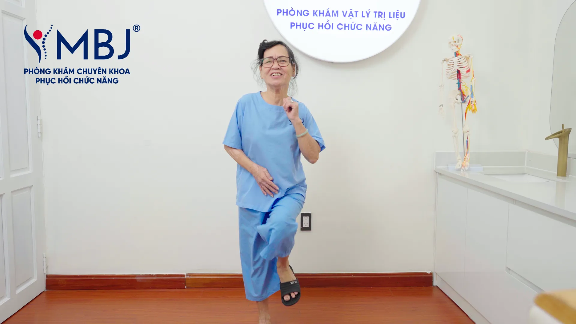 Bệnh nhân mừng rỡ sau khi phục hồi chức năng vận động tại MBJ