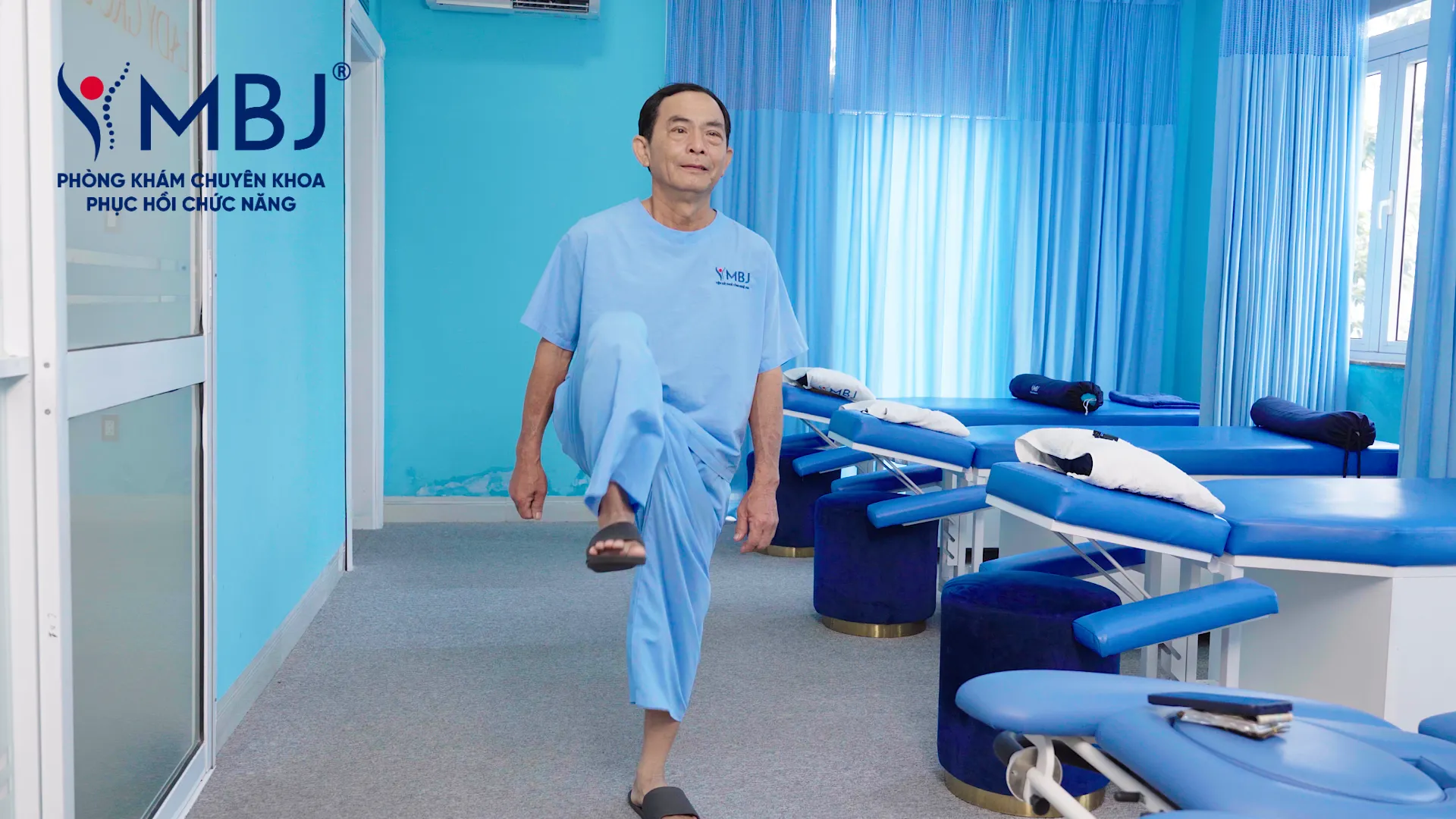 Bệnh nhân vận động khớp gối thoải mái sau phác đồ điều trị