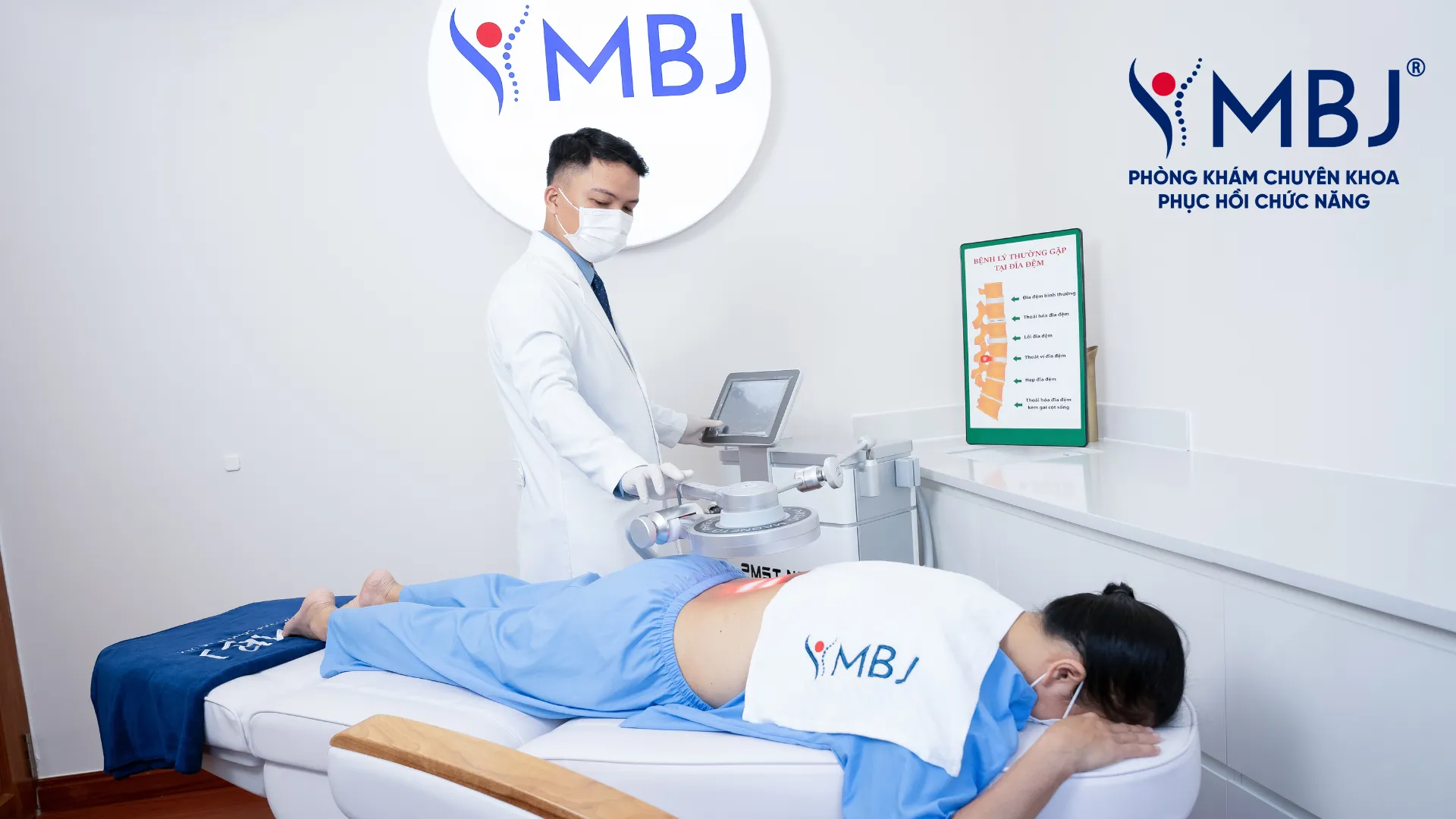 Kỹ thuật viên phòng khám MBJ hỗ trợ bệnh nhân điều trị thoái hóa cột sống bằng thiết bị kéo giãn cột sống tự động đạt chuẩn FDA