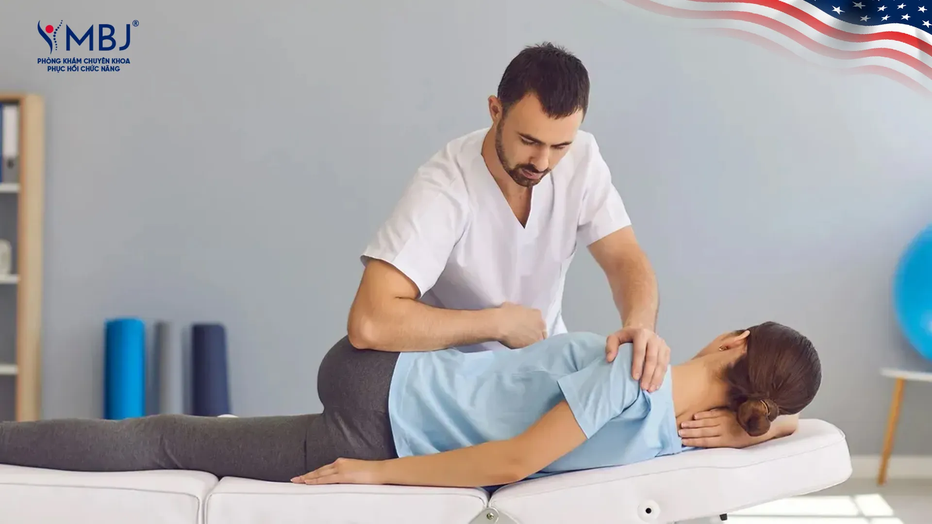 Bác sĩ thực hiện kỹ thuật nắn chỉnh thần kinh cột sống