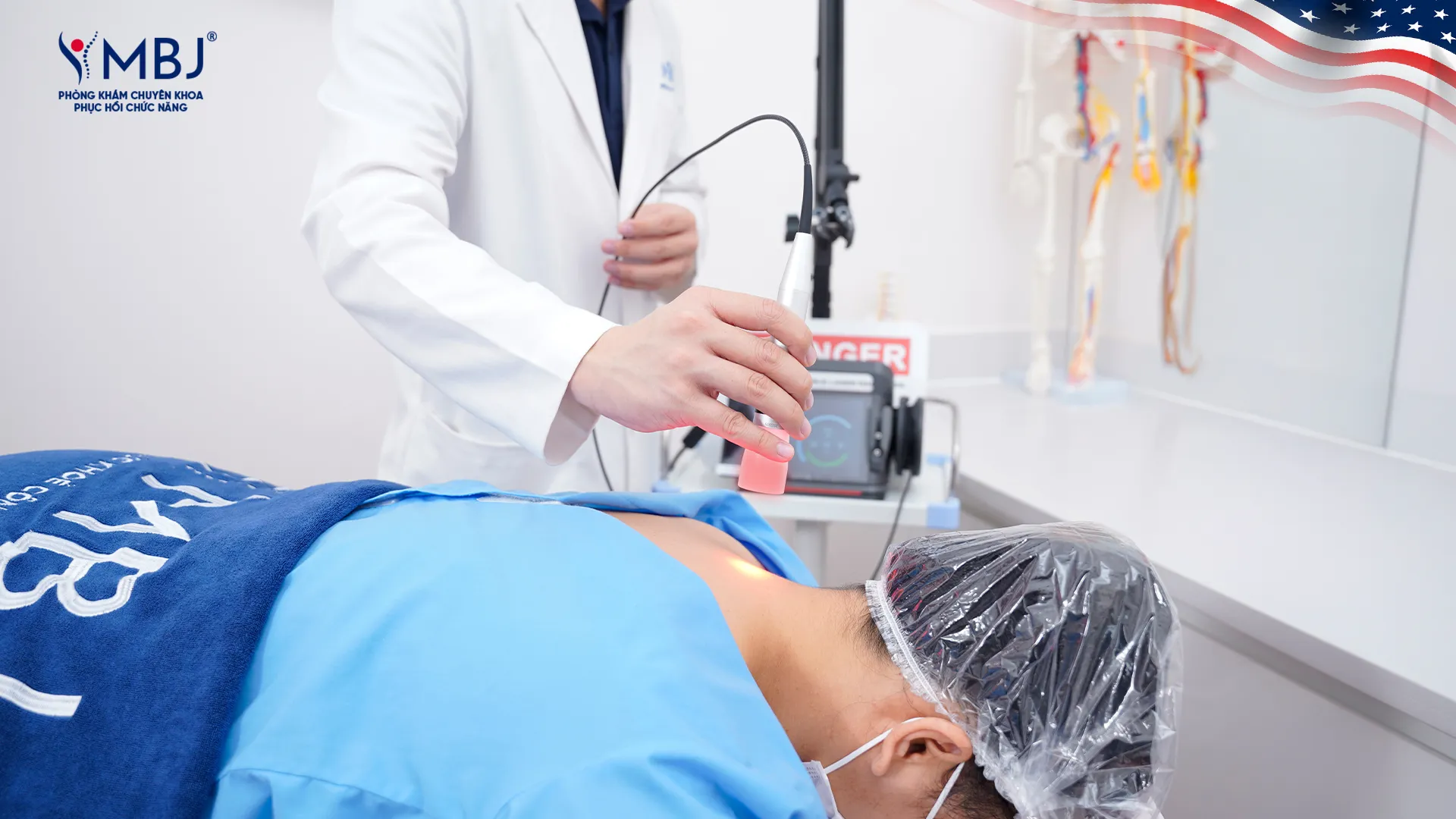 Bác sĩ thực hiện chiếu laser chữa thoát vị đĩa đệm vùng cổ cho bệnh nhân