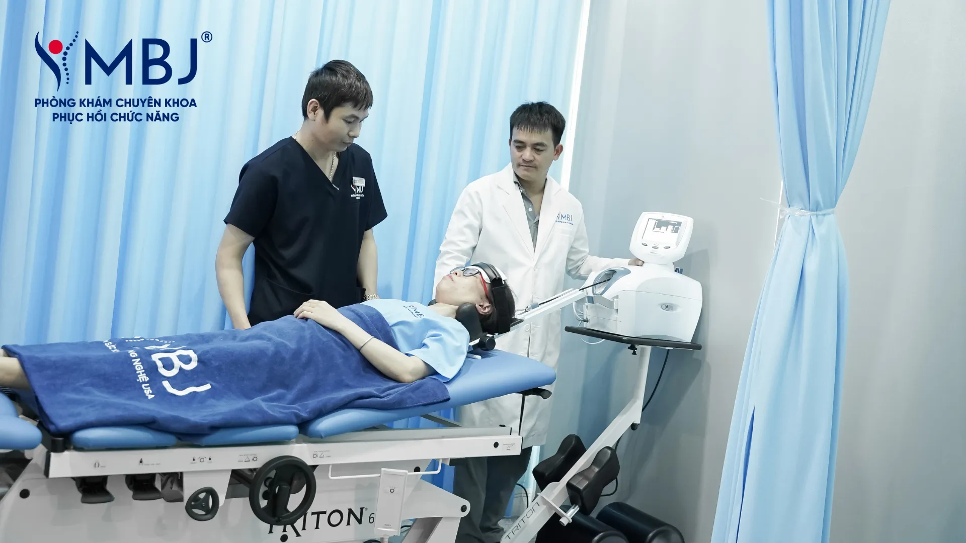 Kỹ thuật viên MBJ thực hiện kéo giãn cột sống cho bệnh nhân bằng thiết bị DTS tại phòng khám