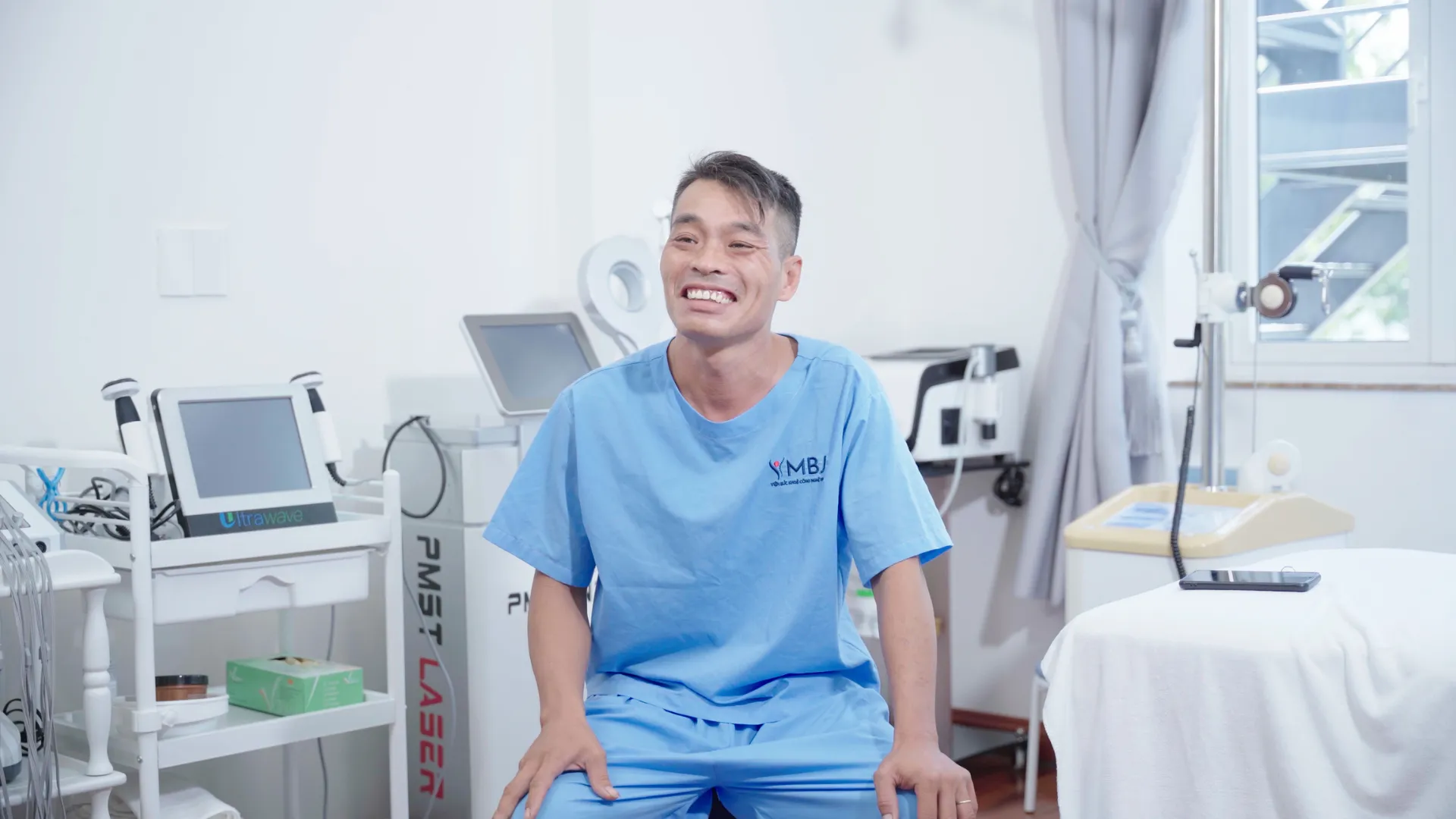 Anh Sỹ hết cứng cổ sau điều trị đau cổ vai gáy văn phòng tại MBJ