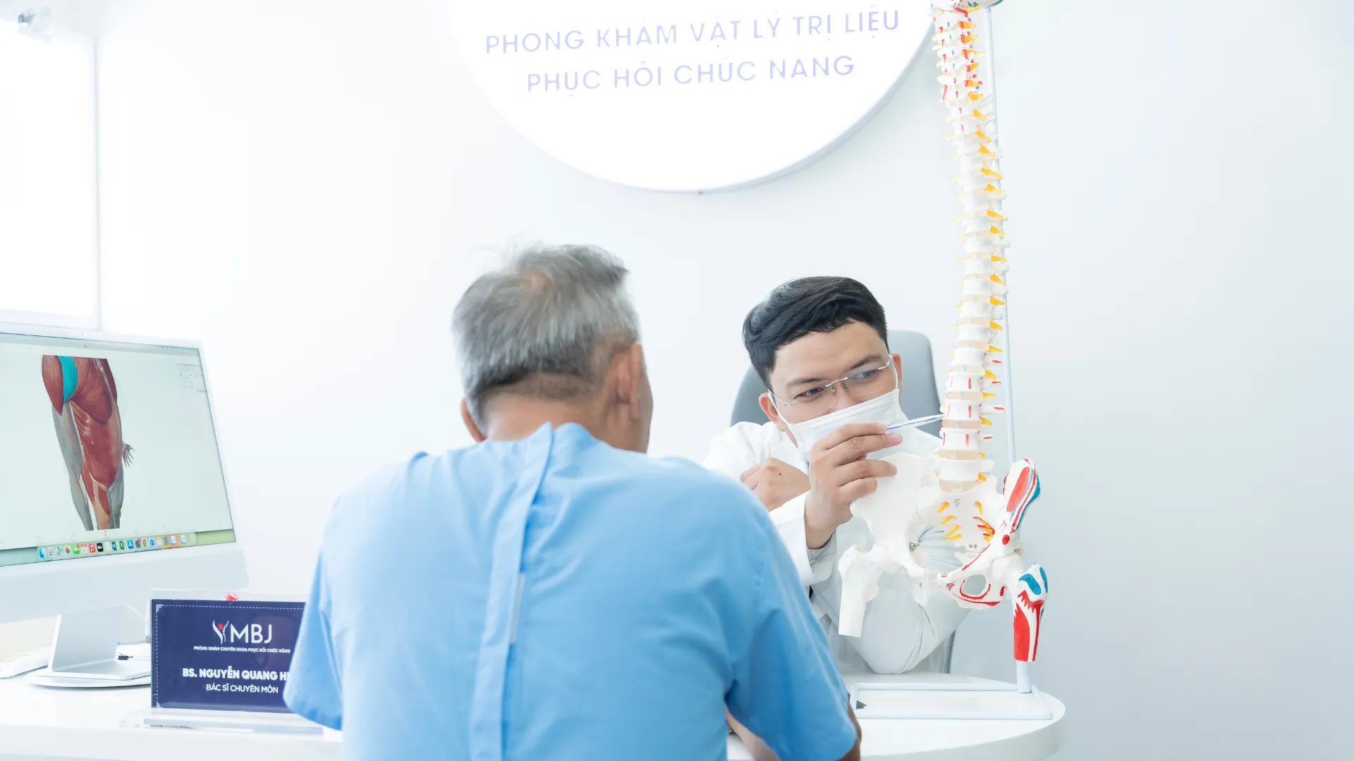 Bác sĩ MBJ lượng giá tầm vận động khớp vai trước khi xây phác đồ