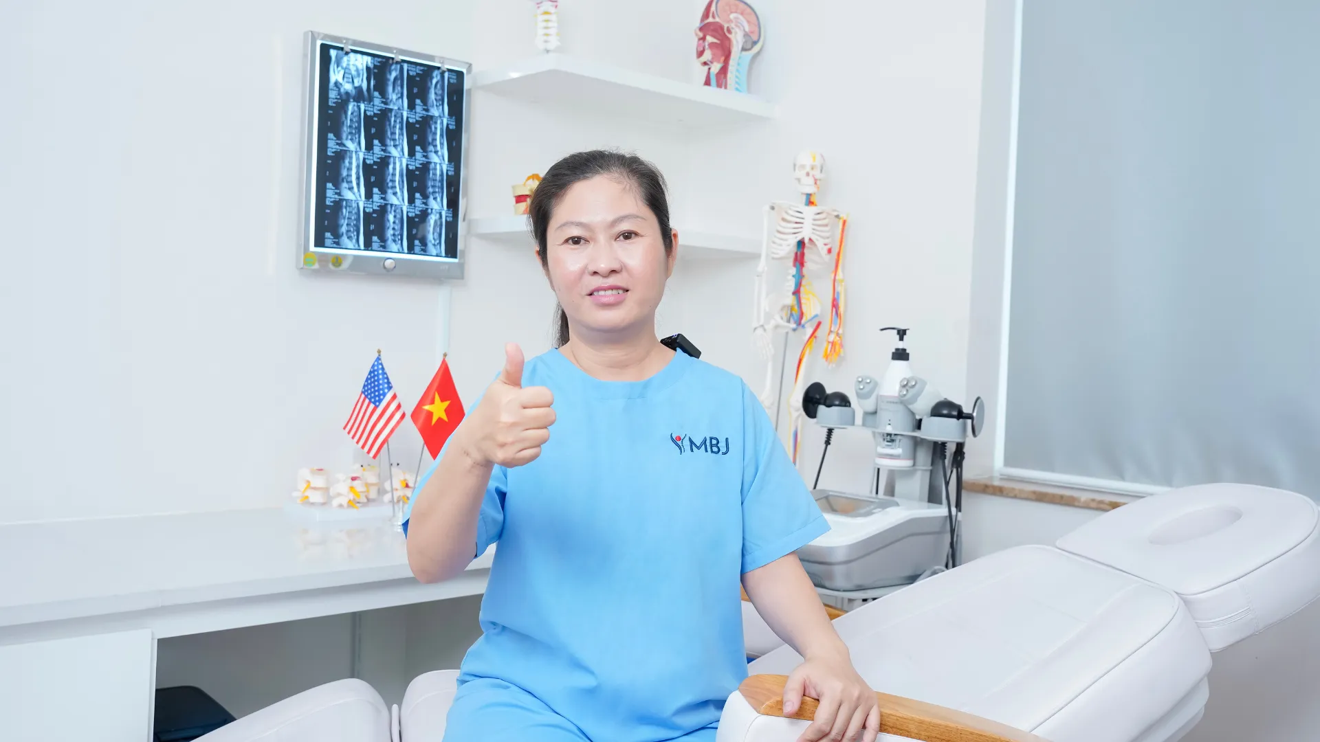 Chị Diễm Thúy xoay cổ nhẹ nhàng sau điều trị thoái hóa cột sống cổ tại MBJ