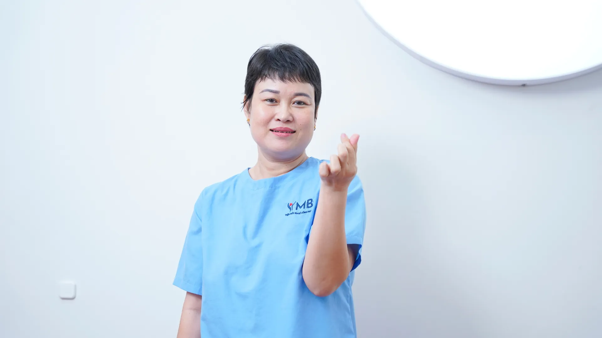 Chị Tuyết Trinh làm việc nhà thoải mái sau điều trị gai cột sống tại MBJ
