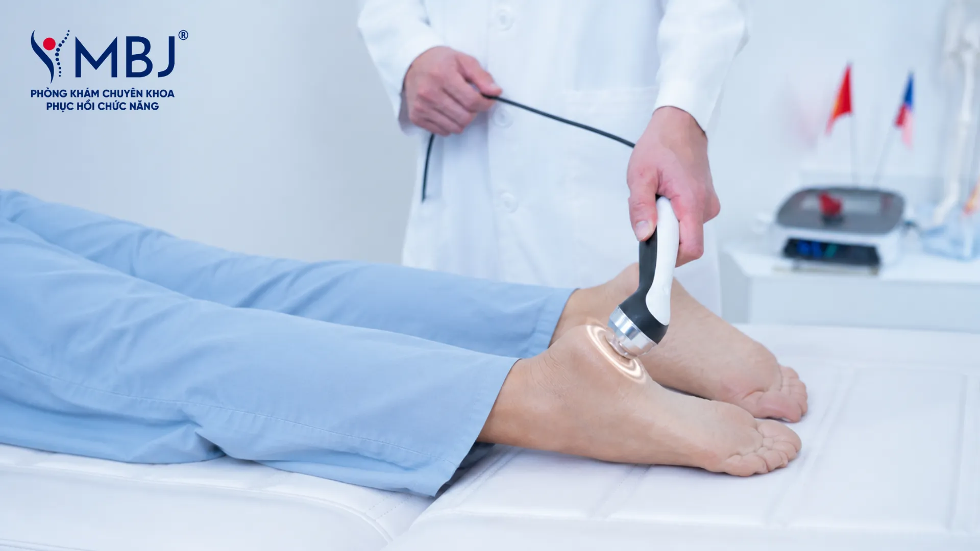 Trị liệu viên thực hiện liệu pháp siêu âm đa tần cho chú Đồng