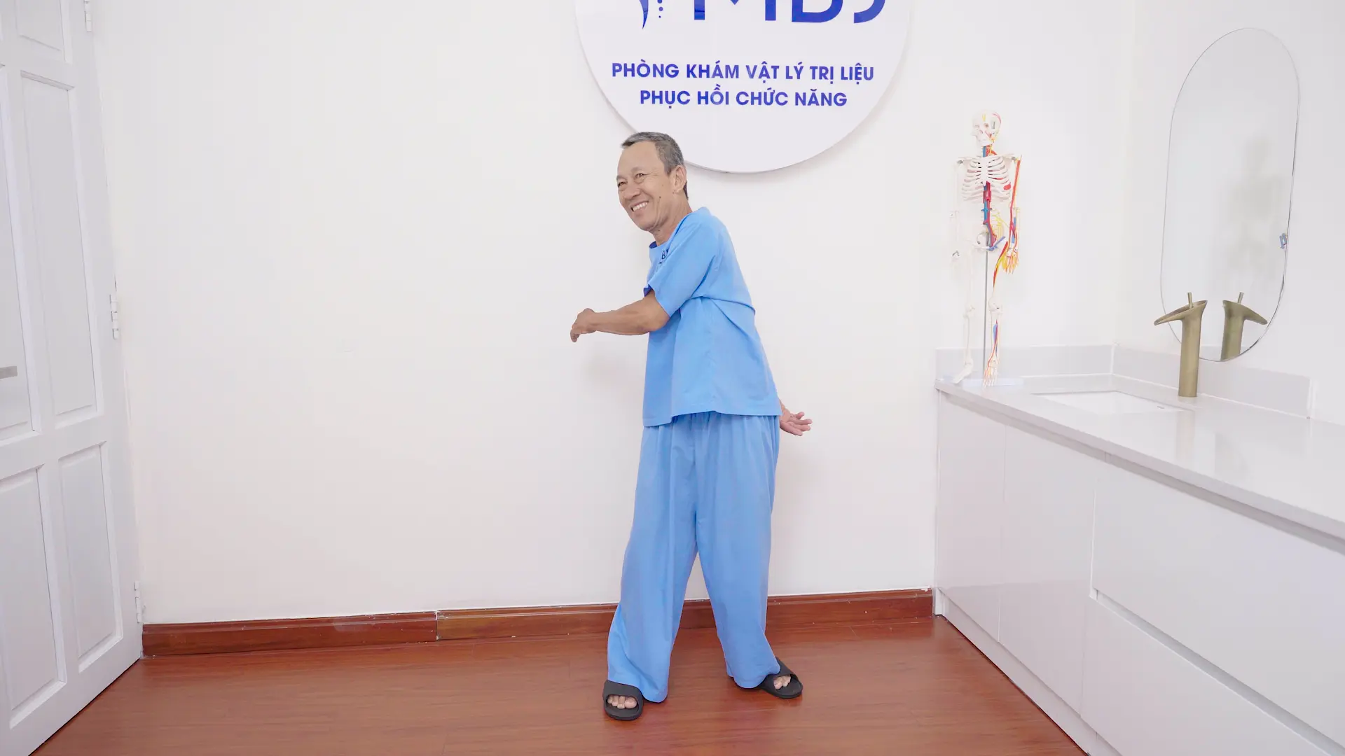Chú Hùng vận động thoải mái sau điều trị thoát vị đĩa đệm tại MBJ