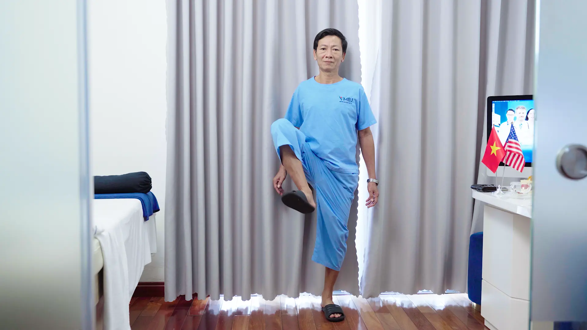 Chú Hường đi bộ tập thể dục trở lại sau điều trị đau thần kinh tọa tại MBJ