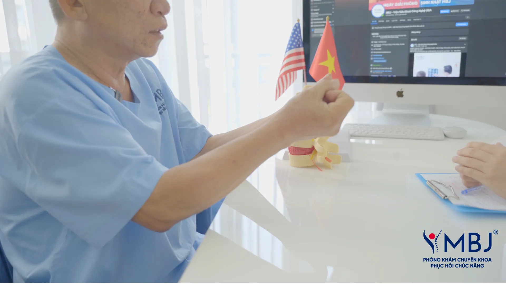 Chú Minh Tiến nắm trọn bàn tay và đưa tay lên cao sau 15 buổi điều trị tại MBJ