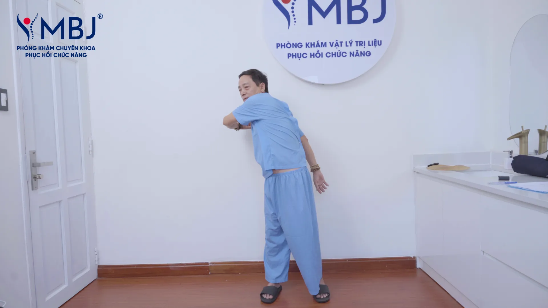 Chú Minh xoay người mà không còn thấy đau