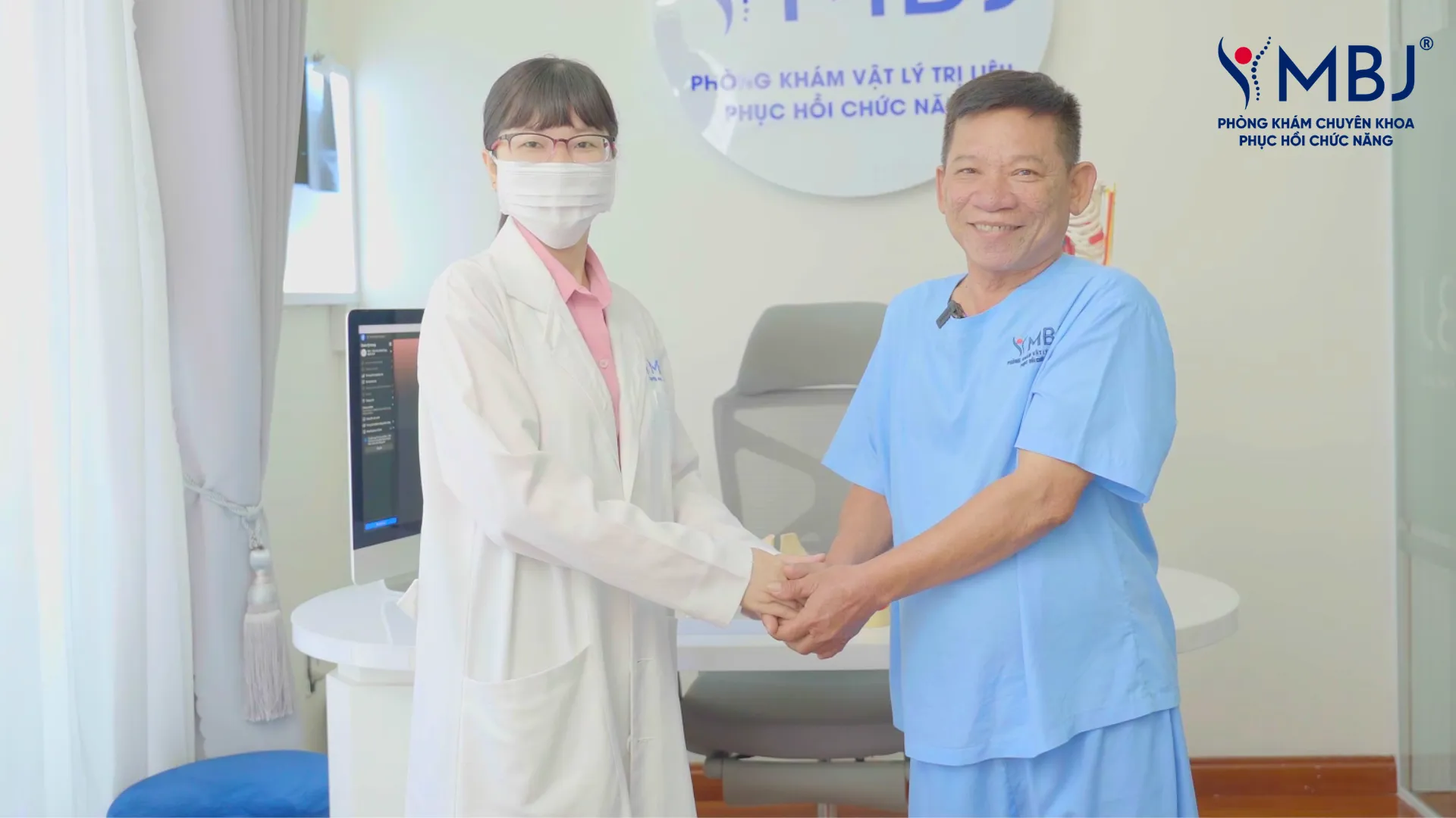 Chú Tiến vui vẻ bắt tay cùng bác sĩ tại phòng khám MBJ sau khi phục hồi