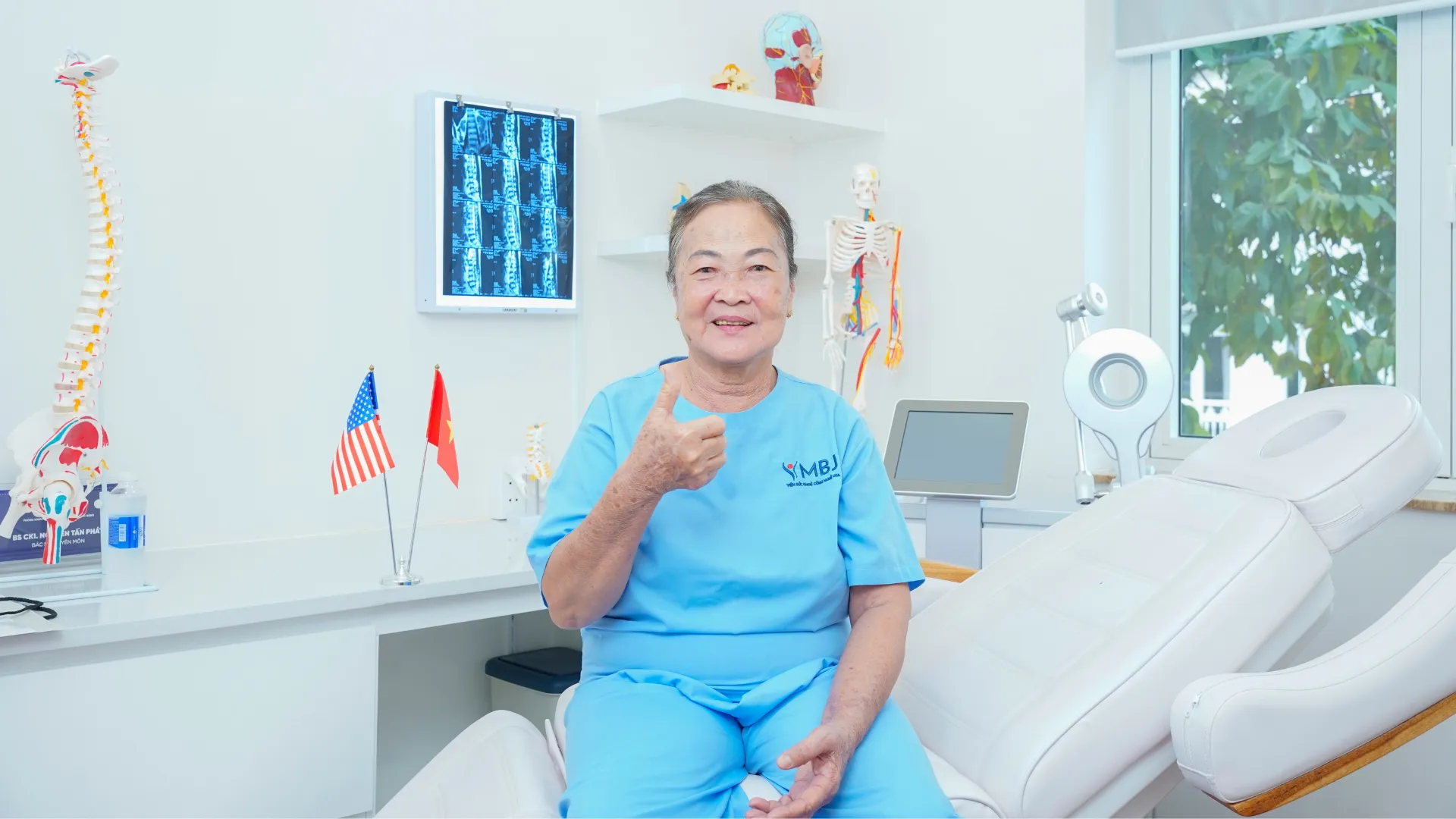 Cô Ngự lên xuống bậc thềm không cần vịn sau điều trị thoái hóa khớp gối tại MBJ