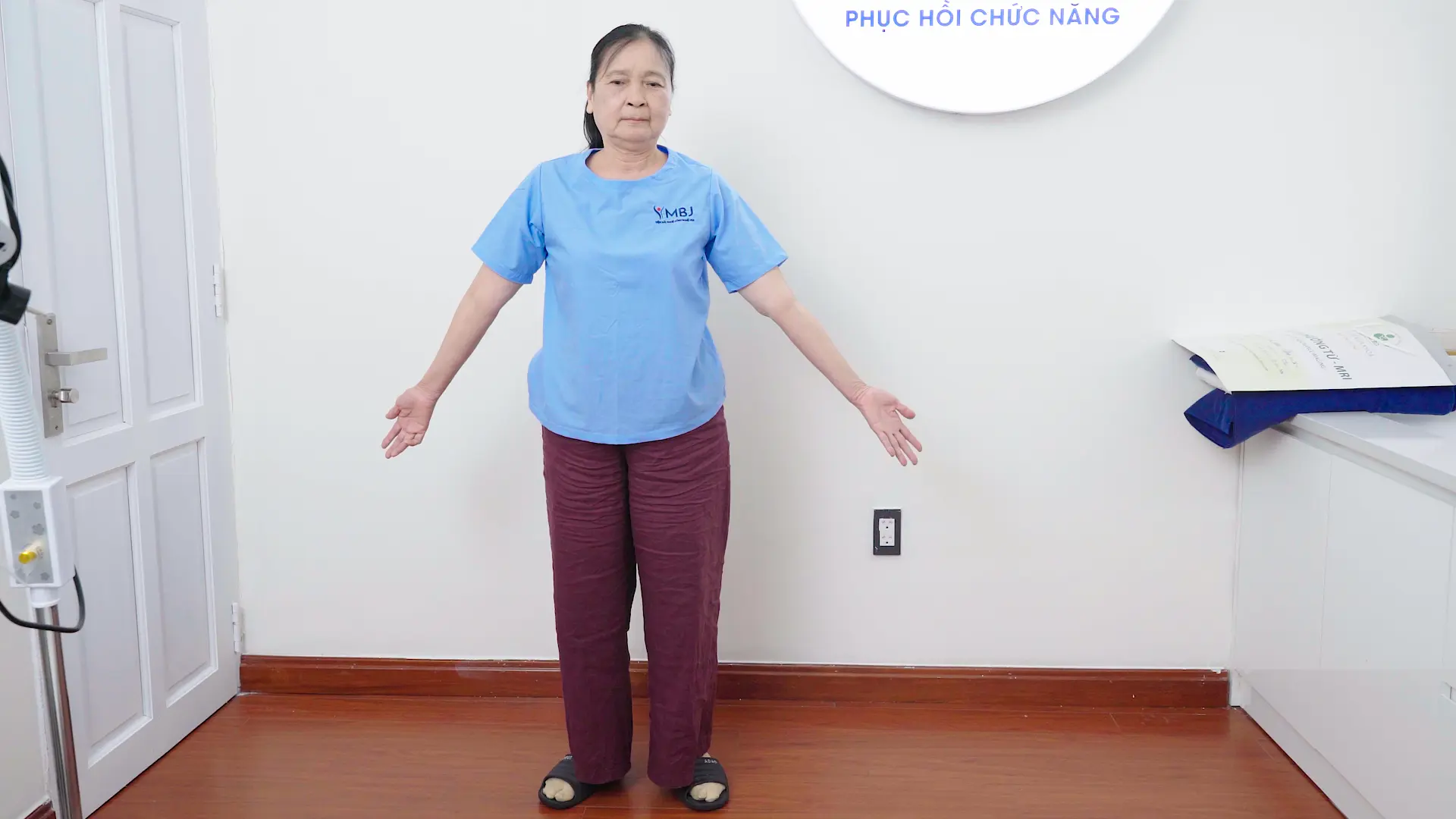 Cô Phương xoay cổ thoải mái sau điều trị đau cổ vai gáy tại MBJ