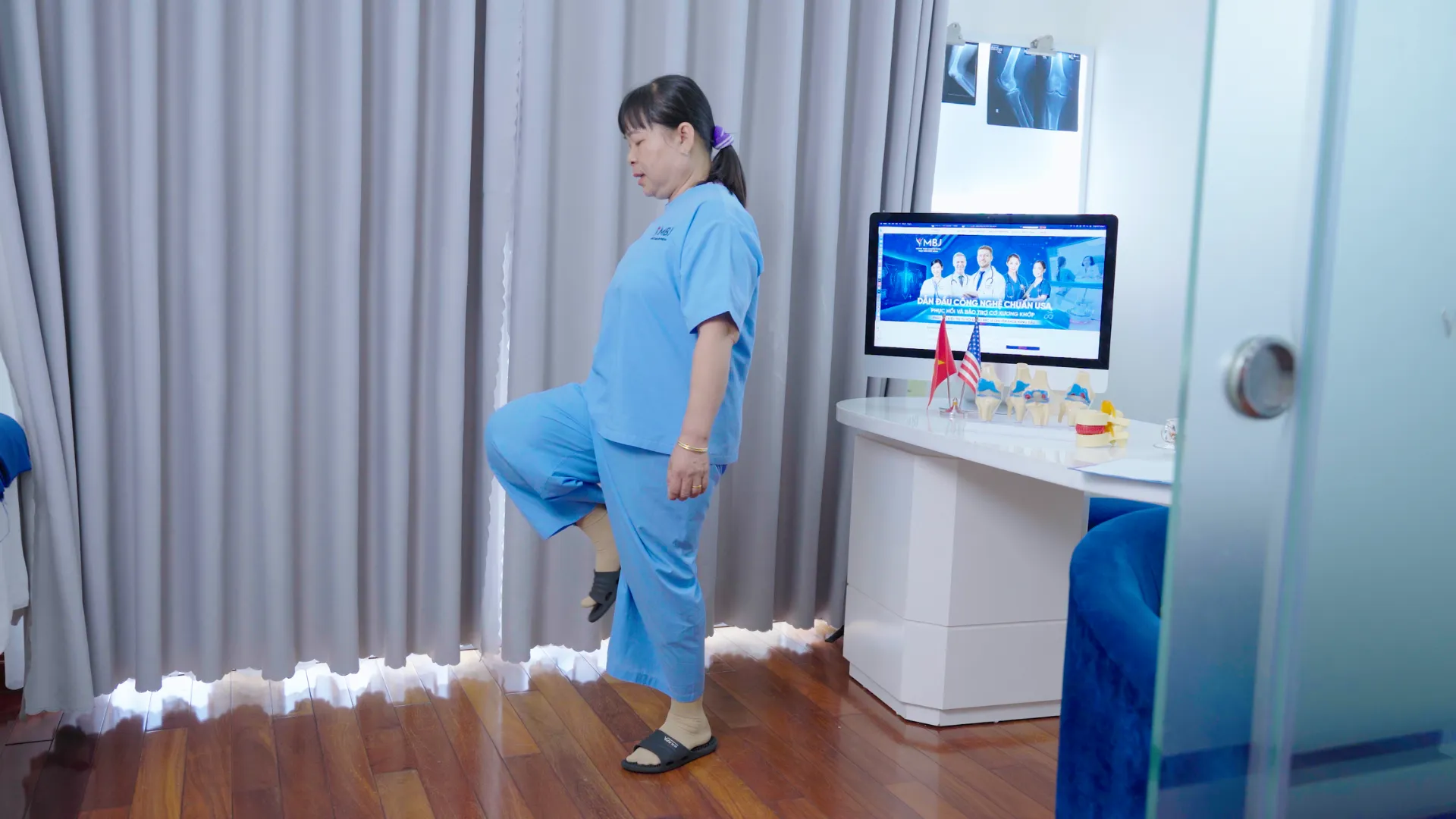 Cô Thức co duỗi chân linh hoạt sau điều trị viêm khớp gối tại MBJ