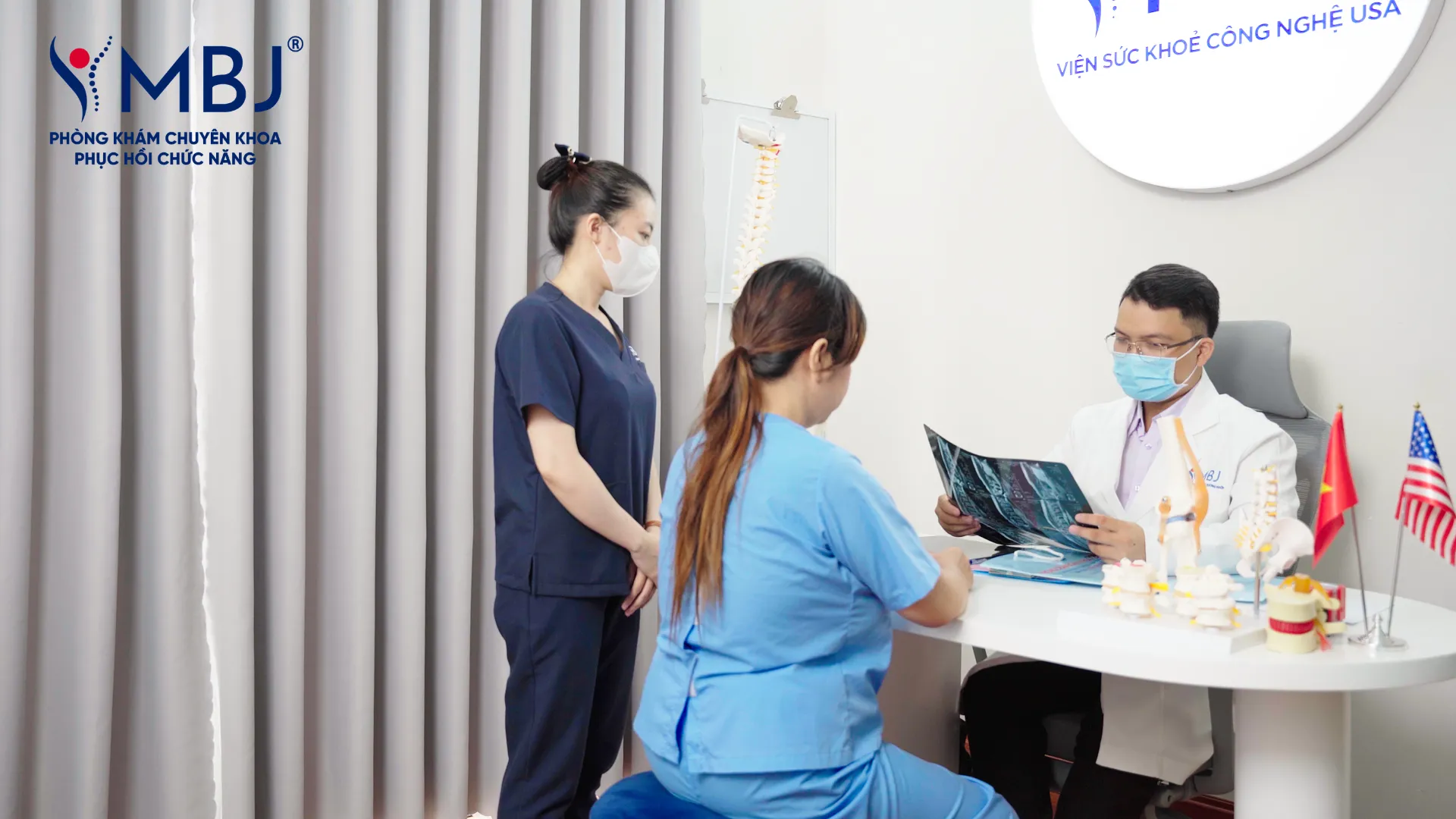 Bác sĩ MBJ thăm khám vùng cổ vai gáy cho người bệnh