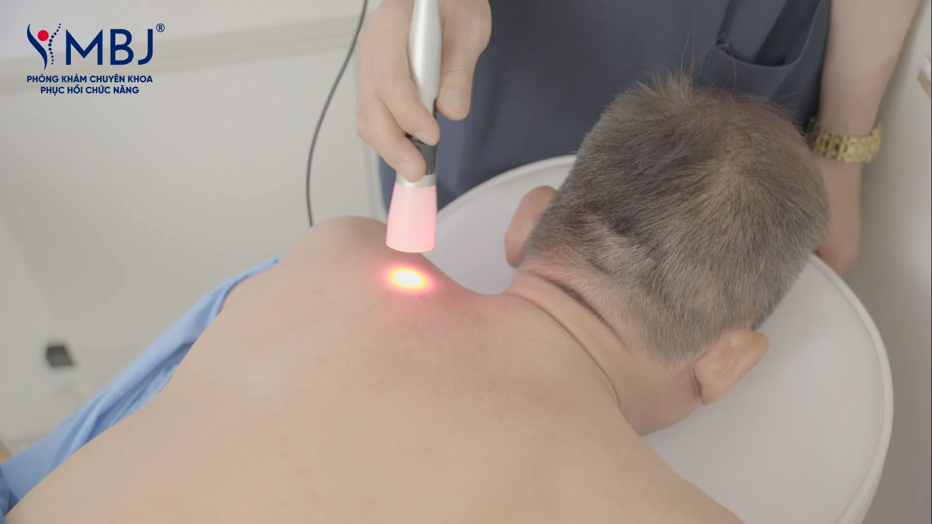 Chú Tiến được điều trị bằng công nghệ laser cường độ cao vùng cổ vai gáy
