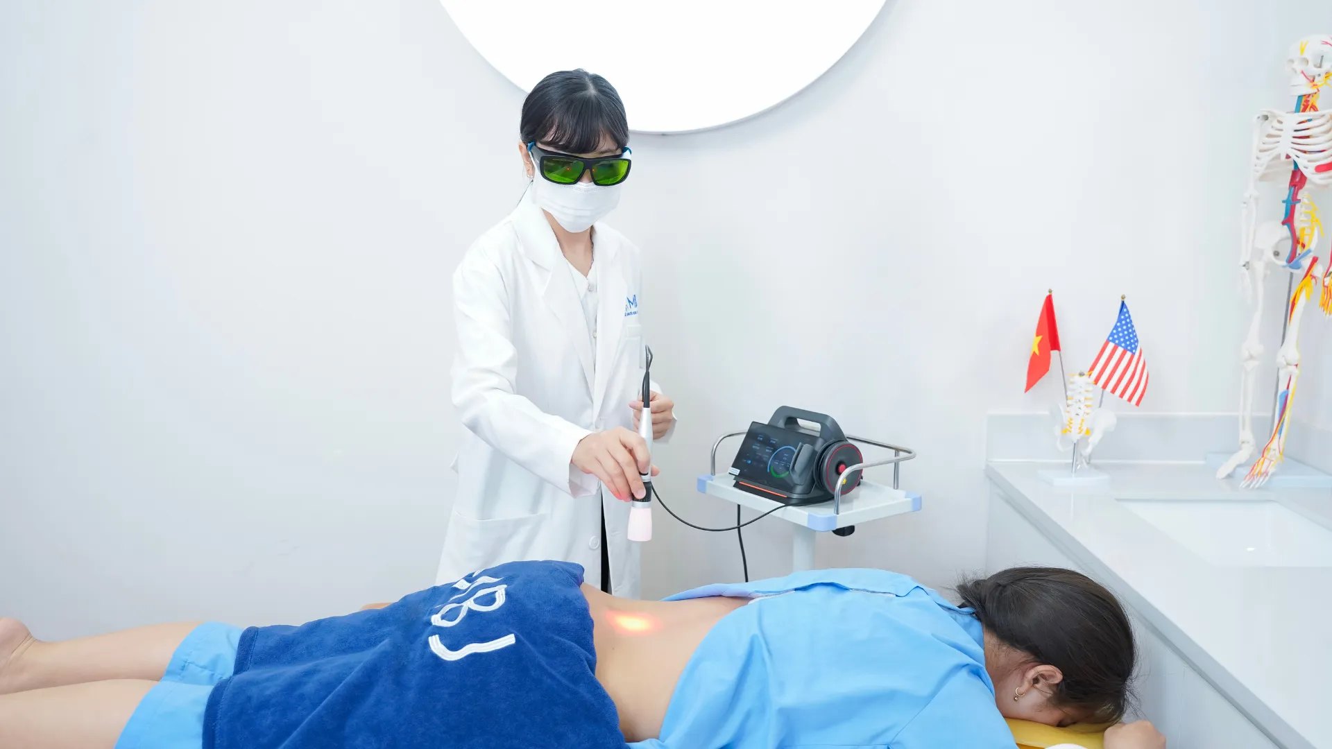 Máy laser cường độ cao thế hệ IV điều trị vùng thắt lưng tại phòng khám