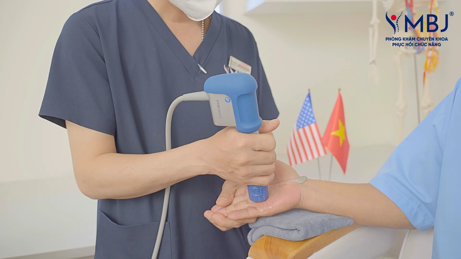 Điều trị cứng khớp ngón tay bằng sóng xung kích Shockwave tại phòng khám MBJ