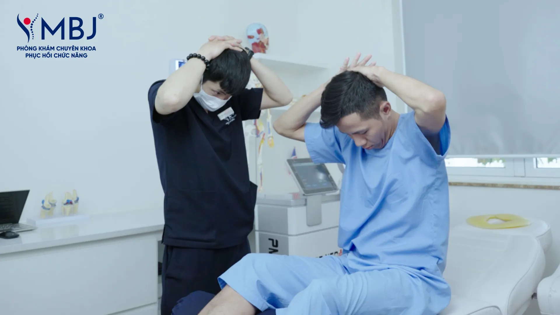 Kỹ thuật viên MBJ hướng dẫn người điều trị giãn cơ