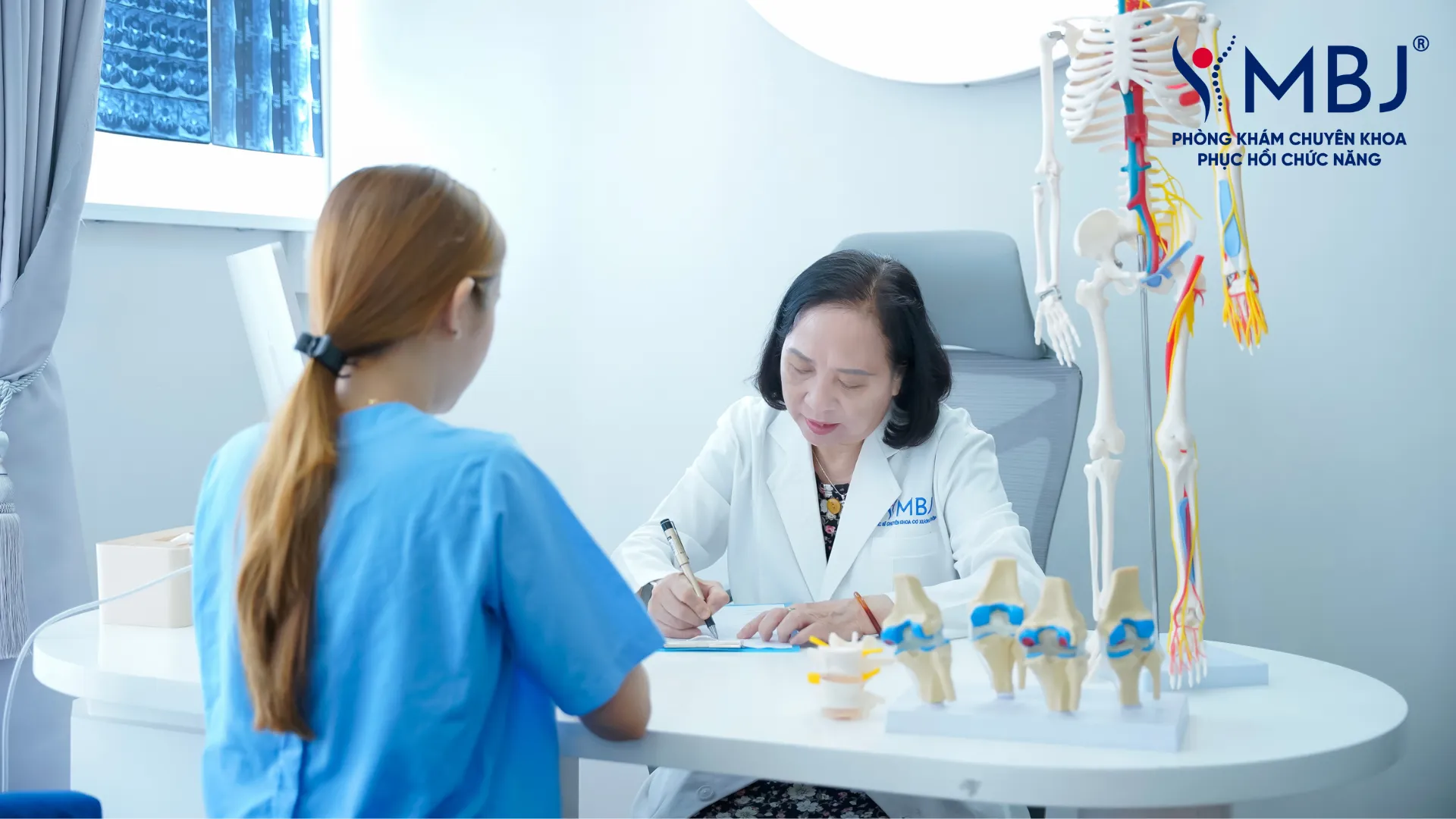 Bác sĩ khám khớp bàn tay để chẩn đoán viêm khớp dạng thấp huyết thanh âm tính khi xét nghiệm không thấy kháng thể