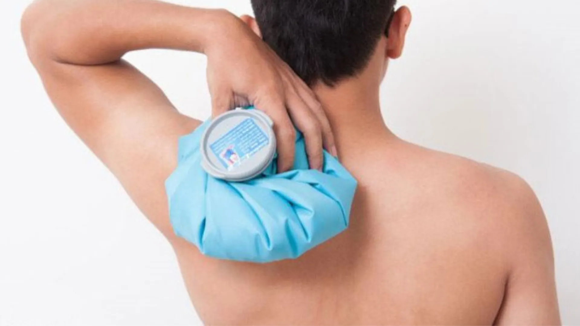 Đặt túi chườm ấm lên vùng cổ gáy khi ngồi thư giãn