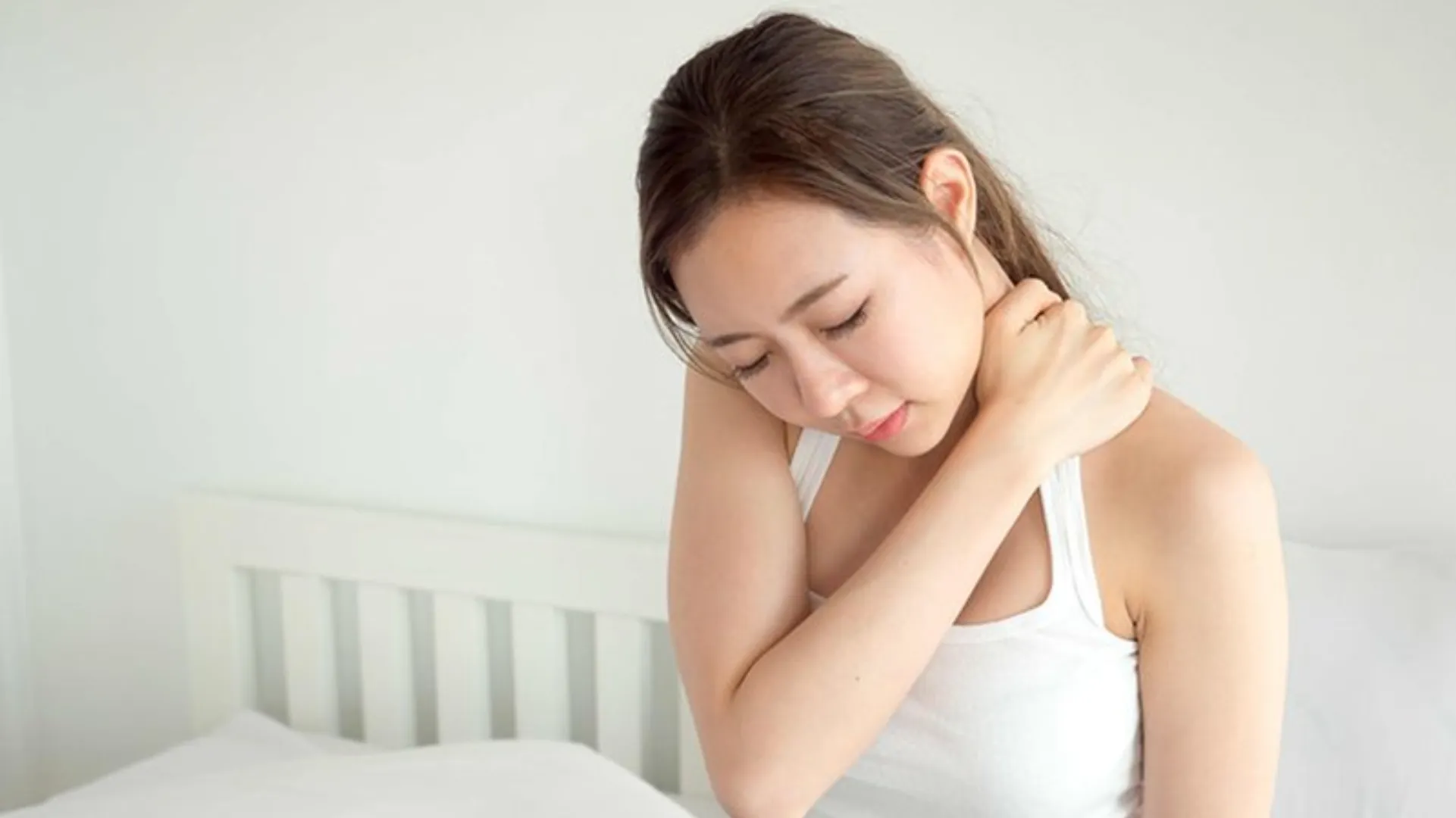 Thức dậy cứng cổ buổi sáng