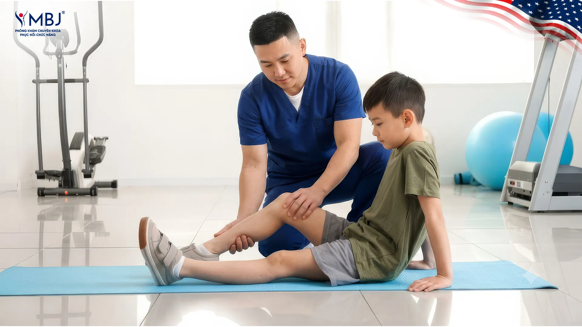 Bác sĩ hướng dẫn trẻ tập phục hồi chức năng khớp gối