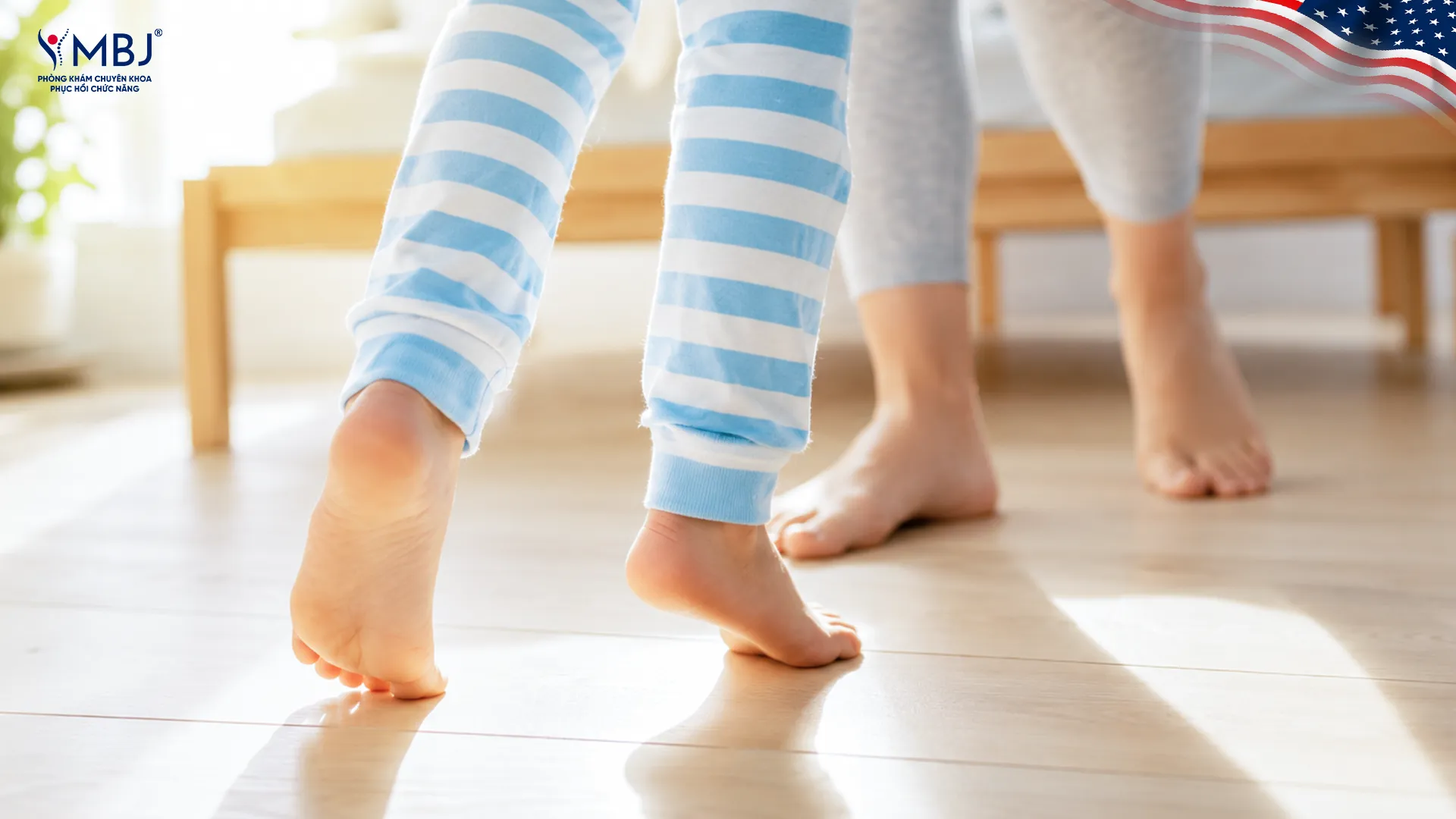 Trẻ đi khập khiễng / sưng gối buổi sáng là dấu hiệu viêm khớp gối dễ nhận thấy nhất