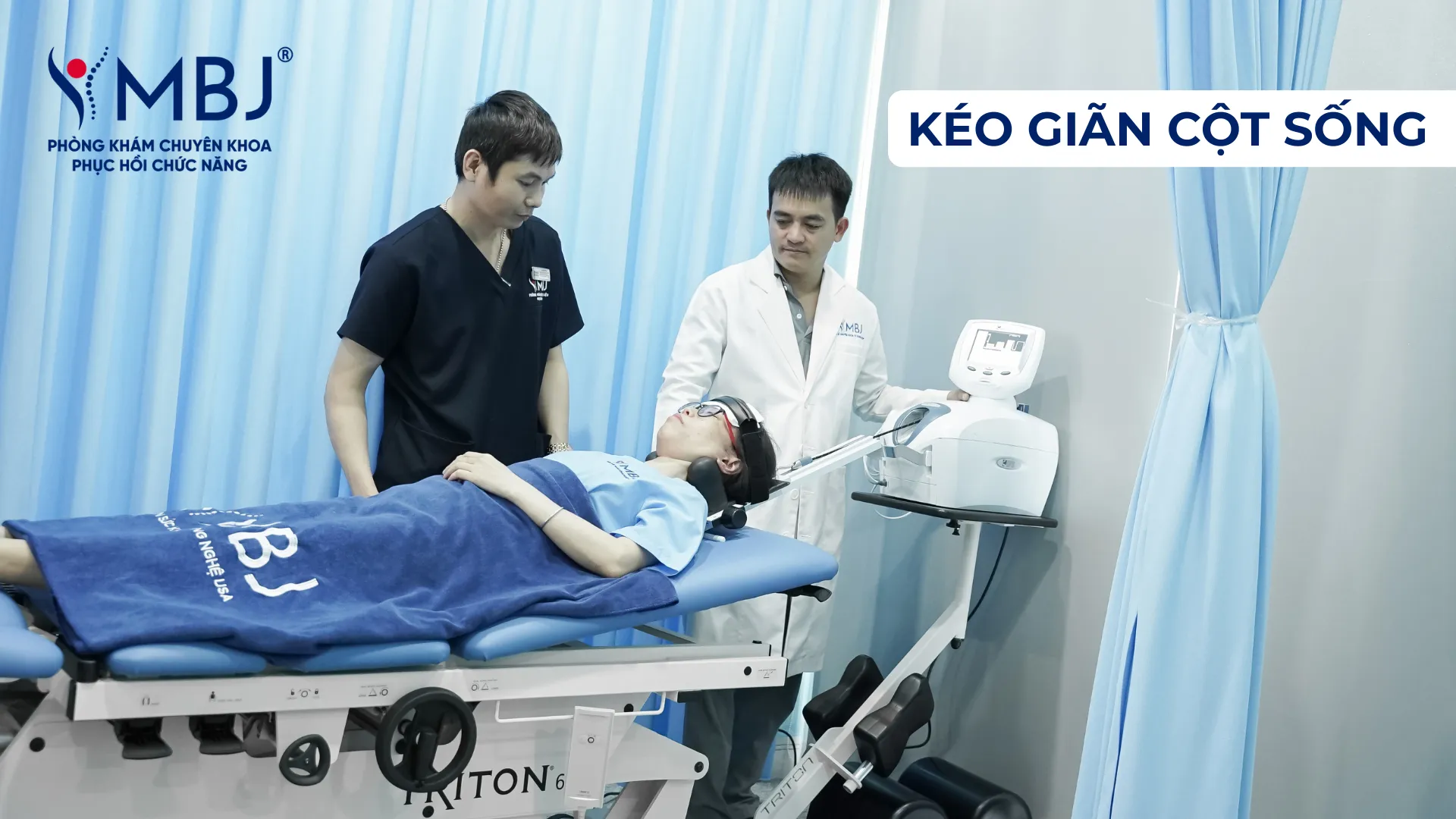 Người bệnh nằm trên giường kéo giãn cột sống với đai cố định vùng chậu và ngực
