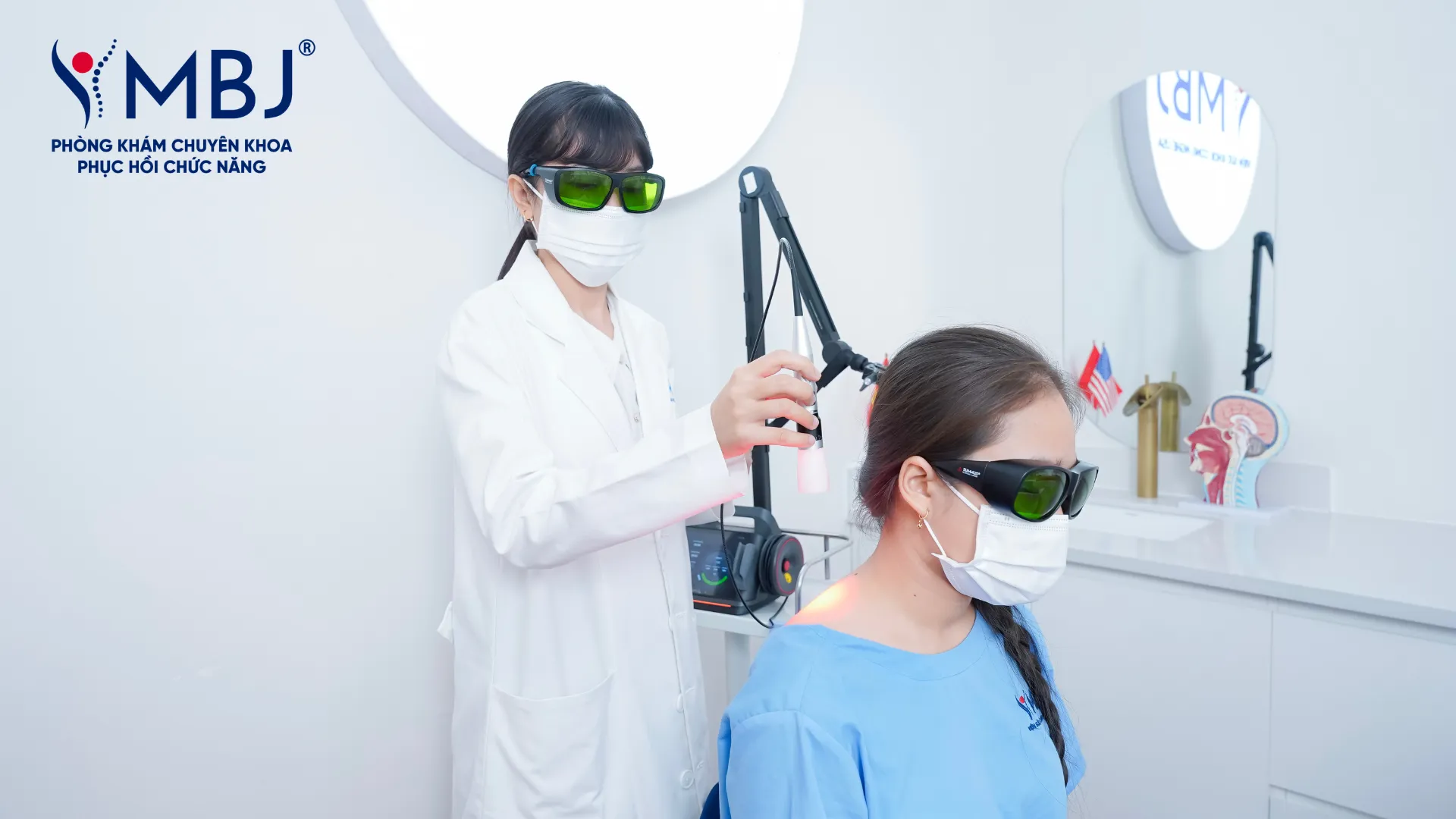 Kỹ thuật viên thực hiện vật lý trị liệu vùng cổ vai gáy cho người thoái hóa đốt sống cổ